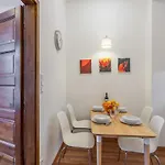 Avenue Apartment *