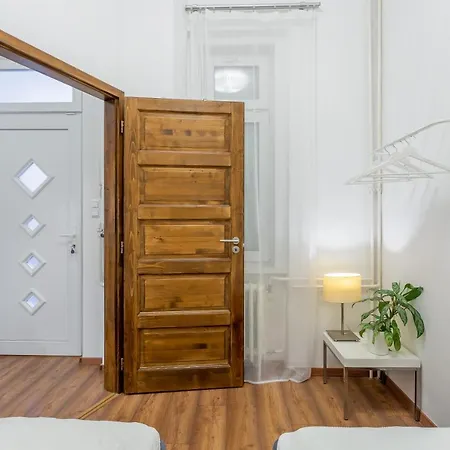 Avenue Apartment *