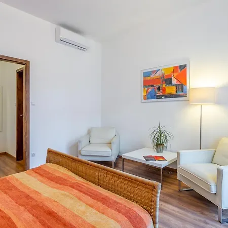 Avenue Apartment *