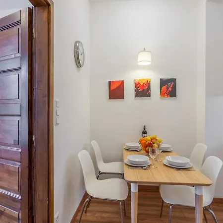 Avenue Apartment *